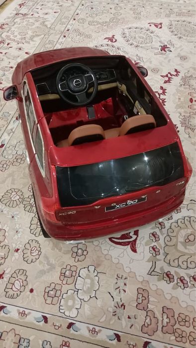 Машина с пультом управлением.