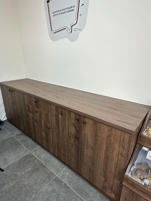 Дървен плот с шкафове