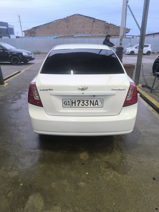 Lacetti 1.8 sotiladi