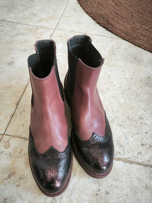 Ghete grena, piele , comode , utilizate puțin.