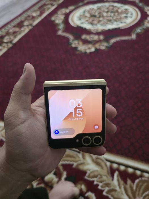 Samsung z flip 6 12/256 pamit qiz bola tutgan xolati yangi