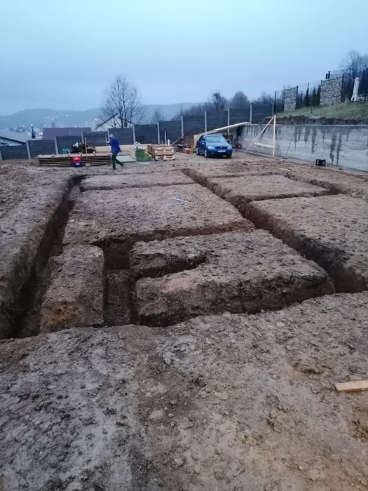 Buldoexcavator cu picon și miniexcavator de inchiriat