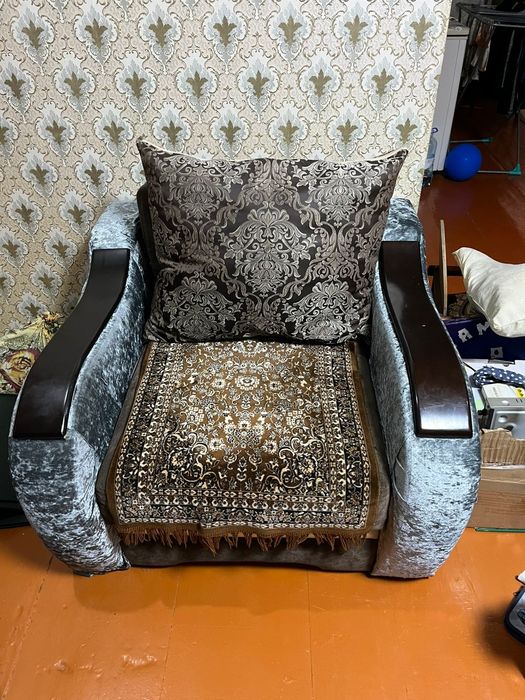 Продам диван с креслом и пуфом