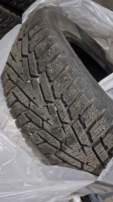 Продам зимние шипованные шины