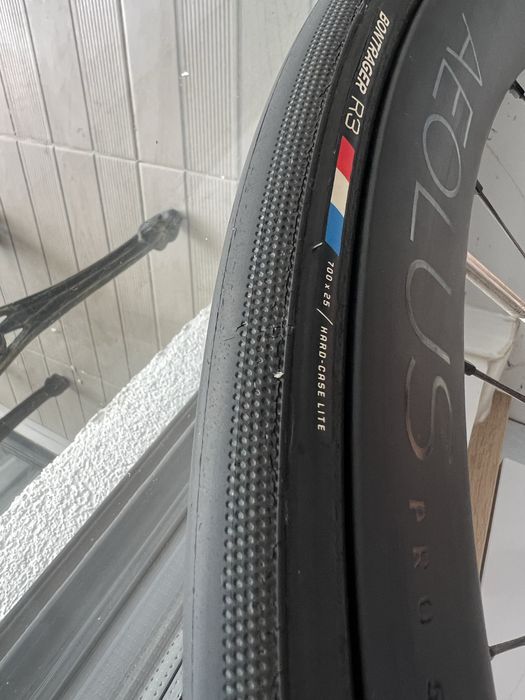 2 x 700C 25mm Bontrager R3 Hard-Cas Lite TLR Tire