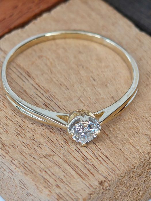 Beautiful 14ct Yellow Gold Ring 55mm, Set with 1 centre Diamond 0.15ct