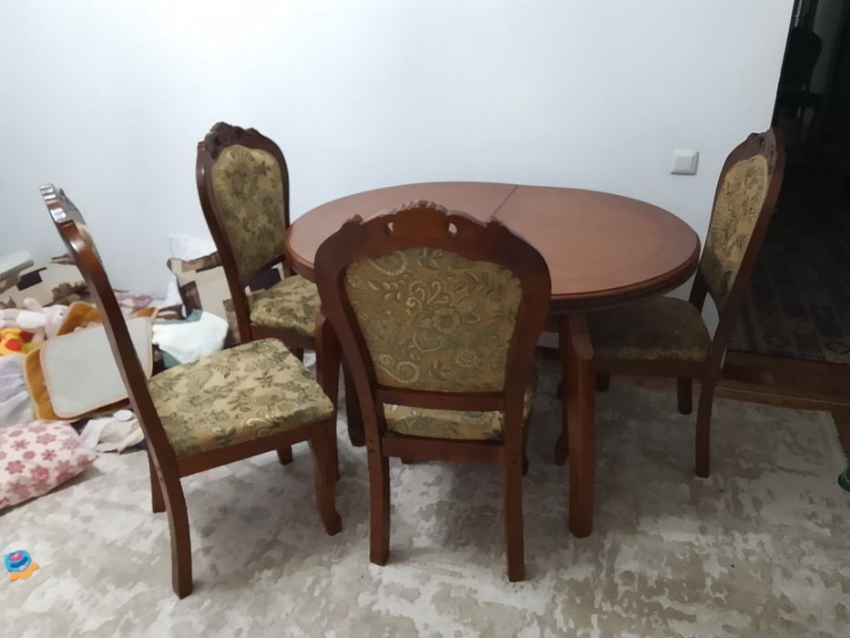 Срочно продам  стол и стулья