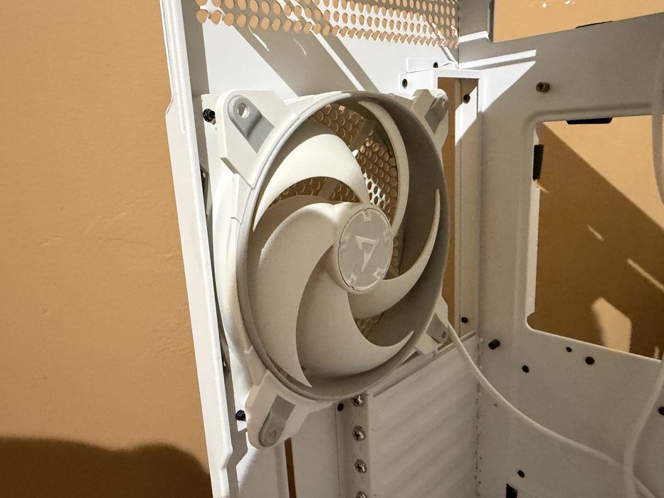 Продавам компютърна кутия NZXT H7 Flow