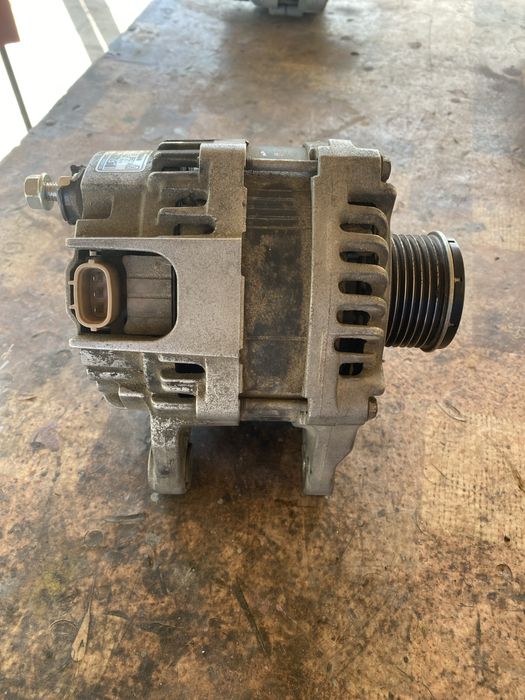 Алтернатор / Генератор за нисан кашкай 1.6 бензин