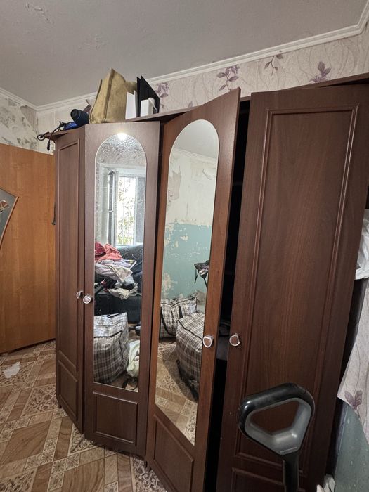 Шкаф отдам даром.