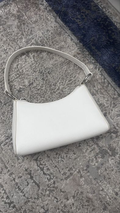 Малка бяла чанта