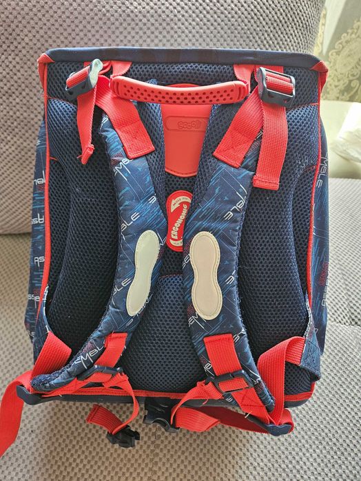 Раница за момче от 1 до 5 клас. В отлично състояние.