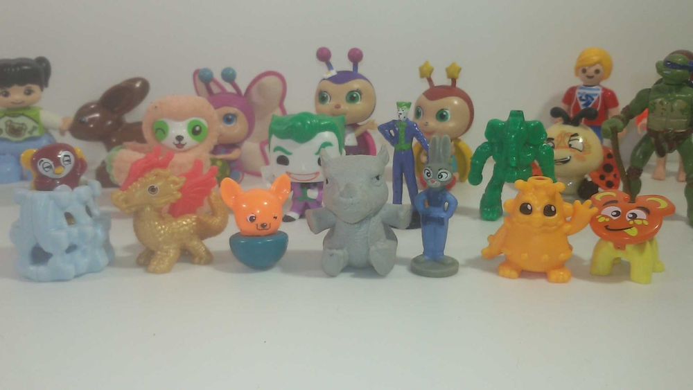 Лот малки пластмасови играчки