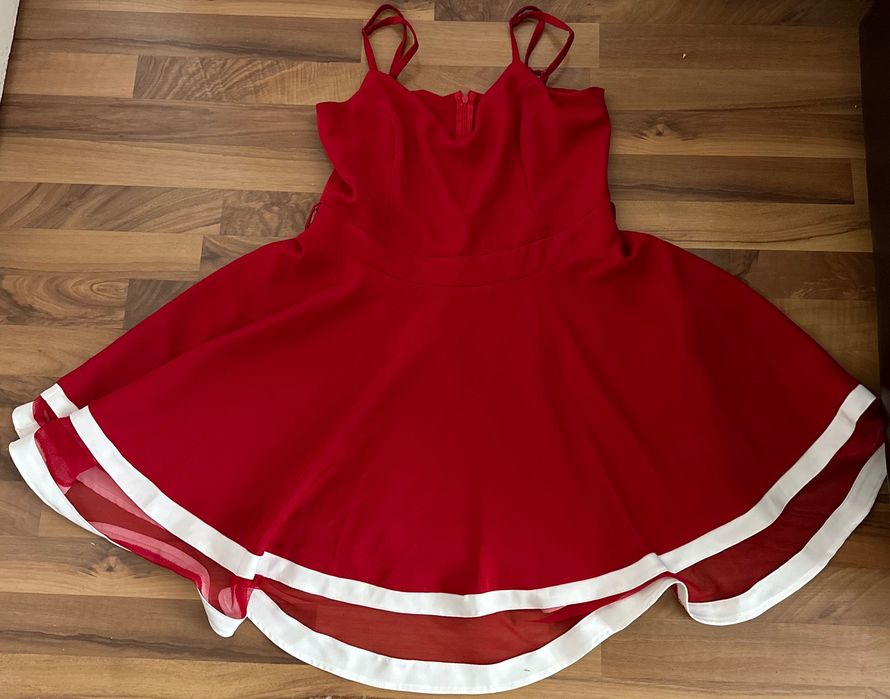 Продават се- червената рокля 20 лв, зелената -30лв, дънките- 15лв