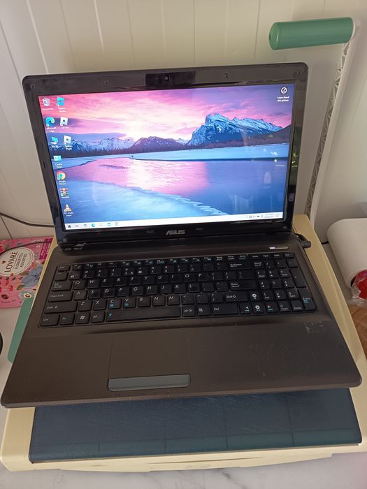 Vând laptop Asus