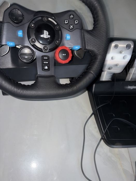 Това е състезателен волан комплект Logitech G29 Driving Force.