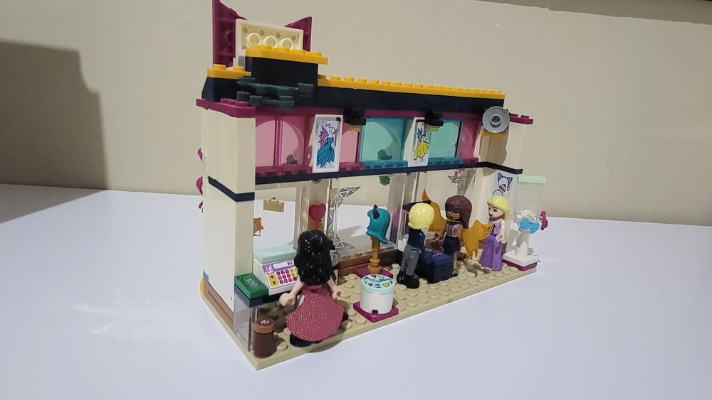 Продаю Б/У  Лего—магазин одежды