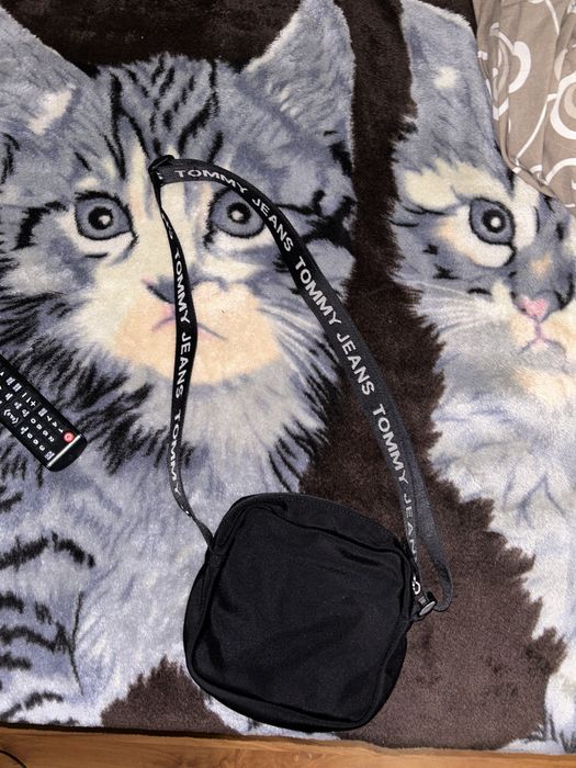 Продава се чаната на Tommy jeans