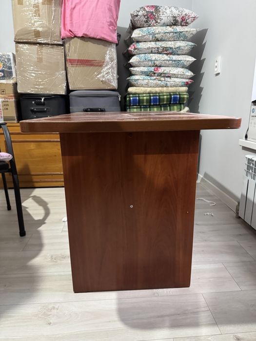 Красное дерево стол СРОЧНО ПРОДАЕТСЯ!