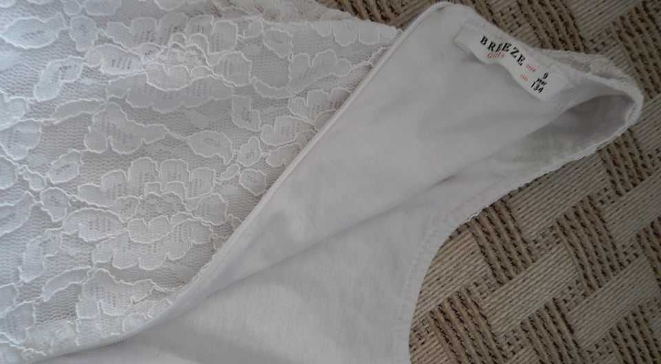 Бяла нежна рокля с тюл и дантела