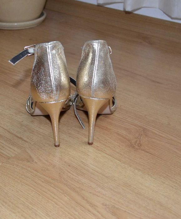Златисти сандали на ток 37 номер