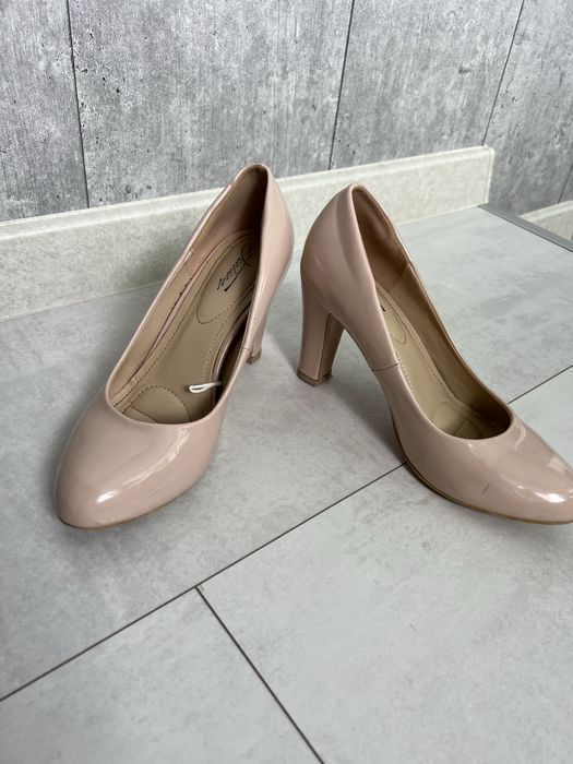 Елегантни бежови обувки