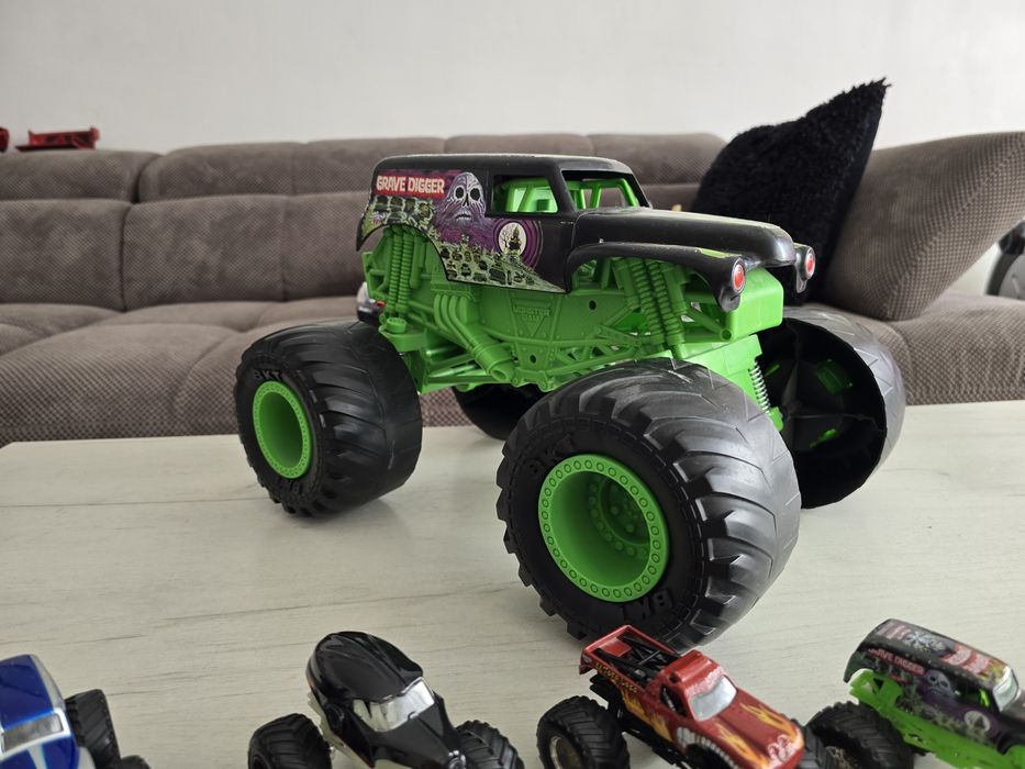 Vând set complet Monster Jam