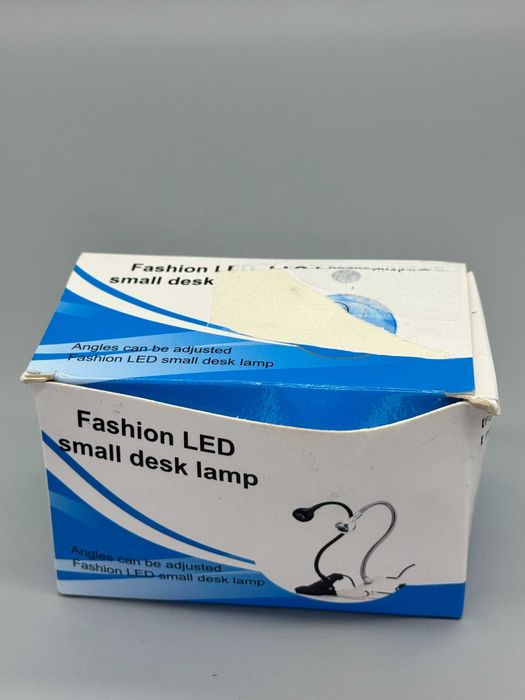 Малка LED настолна лампа с щипка, гъвкаво рамо и USB захранване