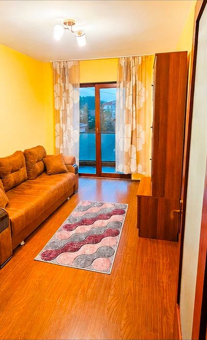 Ofer spre închiriere apartament cu 3 camere