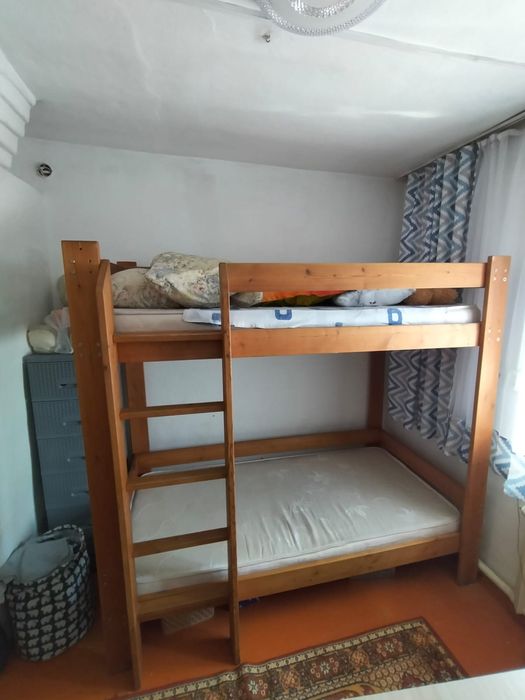 Кровать двухъярусная, стол