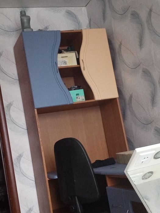 Продаю стол вместе с полками сверху и внизу