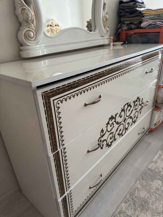 Комод с зеркалом