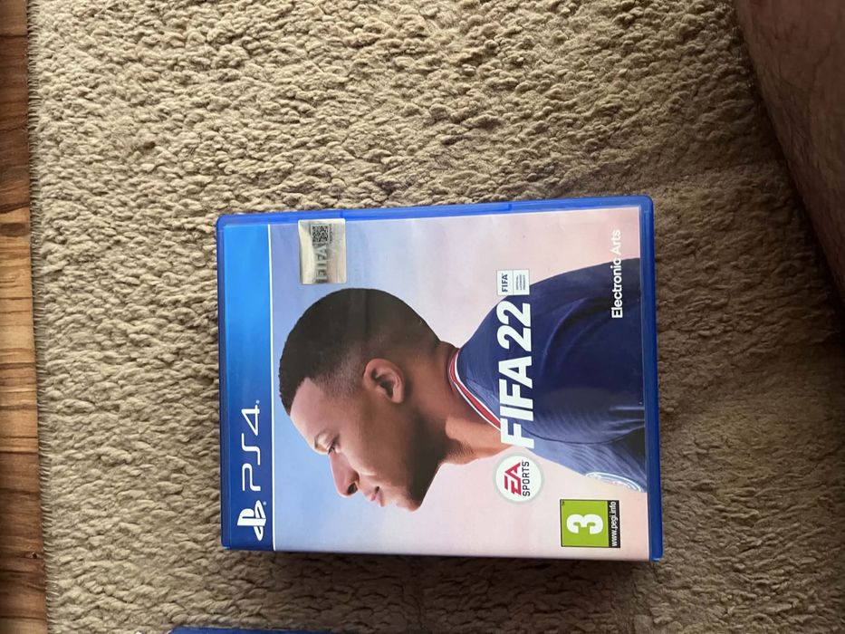 PS4 Slim 500GB + 2 контролера + 4 игри – като нова