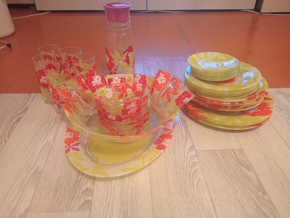 Стол б/у Советский,сервиз Luminarc