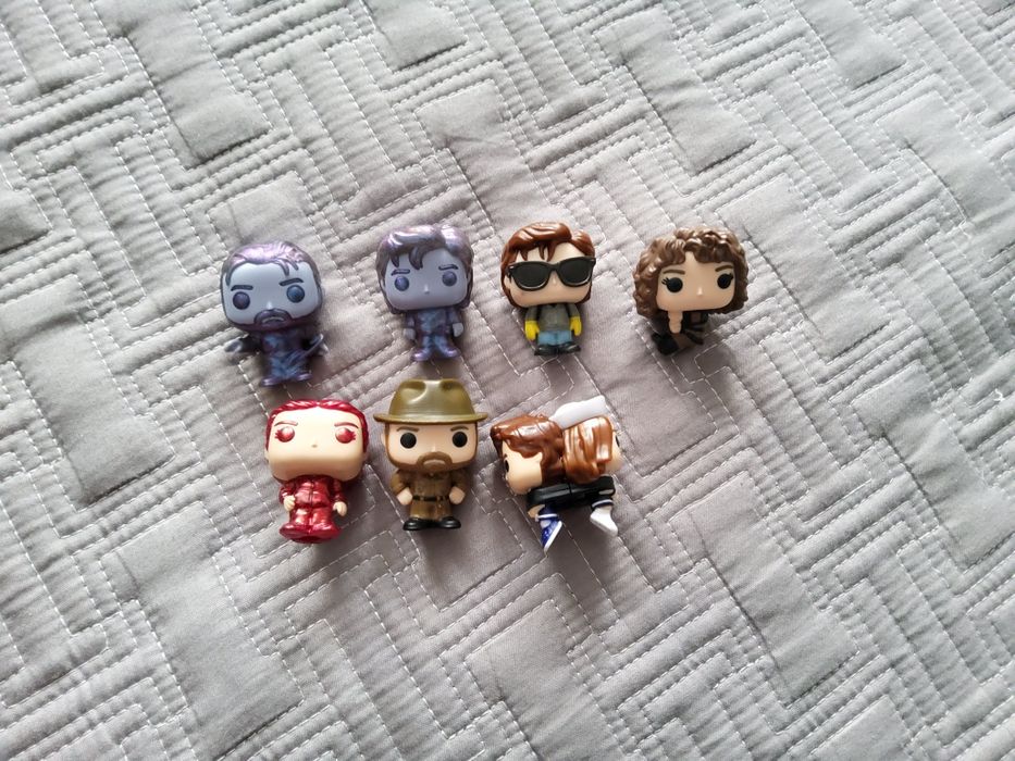 Фигурки очень странных дел из киндер джой