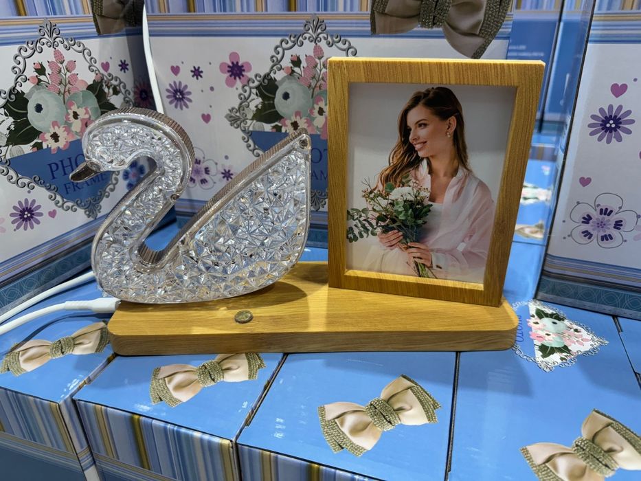 Lampa cu rama foto pe suport lemn cu USB