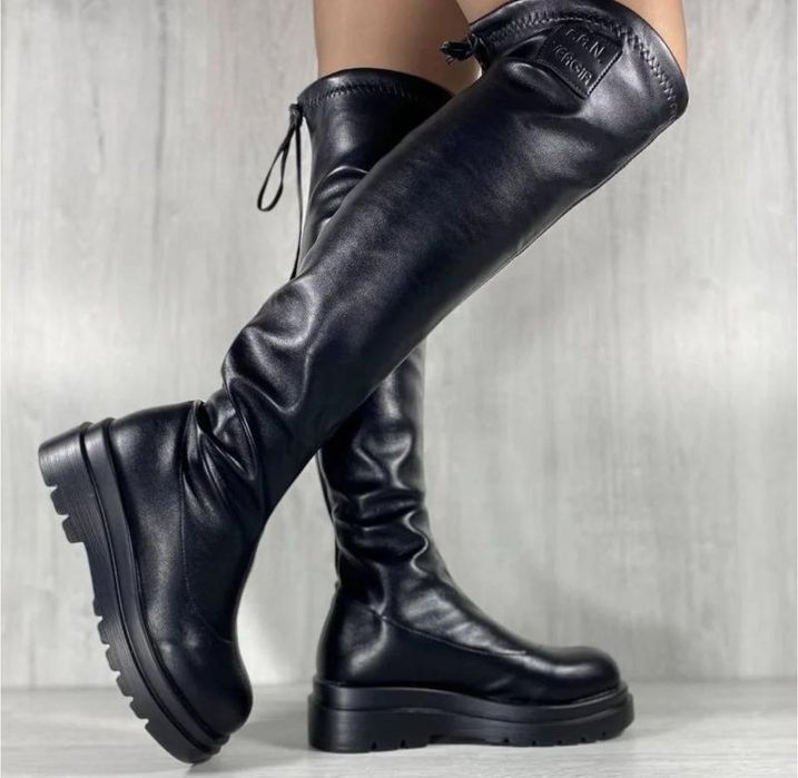 Дамски боти на платформа.