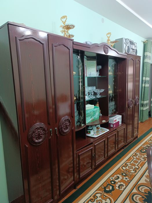 Стол стунчик каплект. Стенка версачи сатылады бахасы 12-милон келисимл