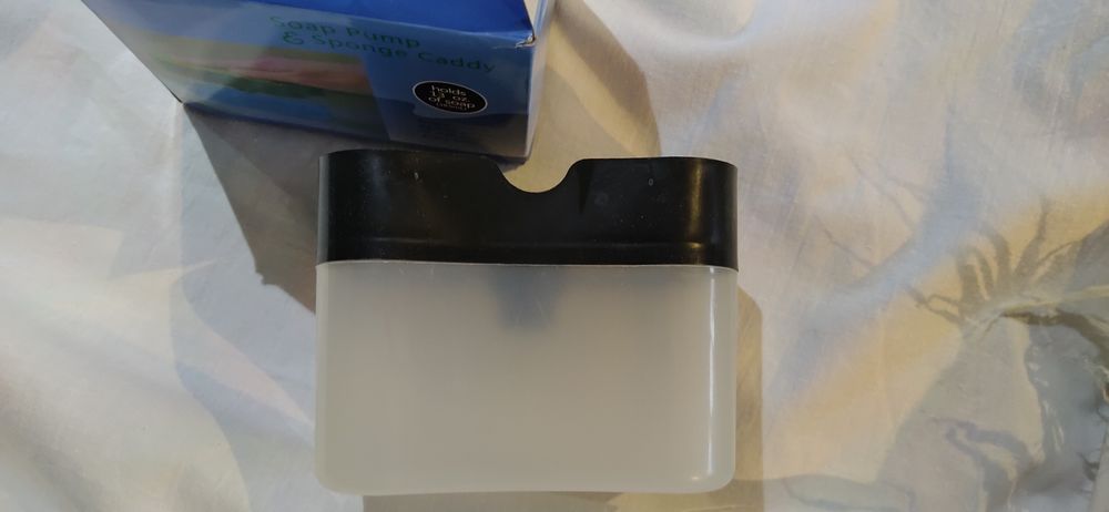 диспенсър със поставка за гъба