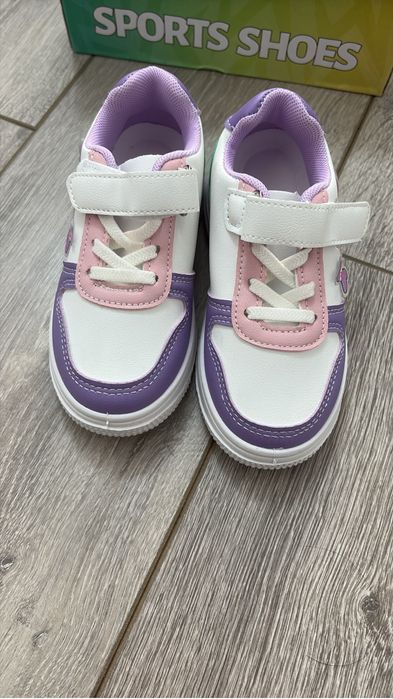 Новые кроссовки.