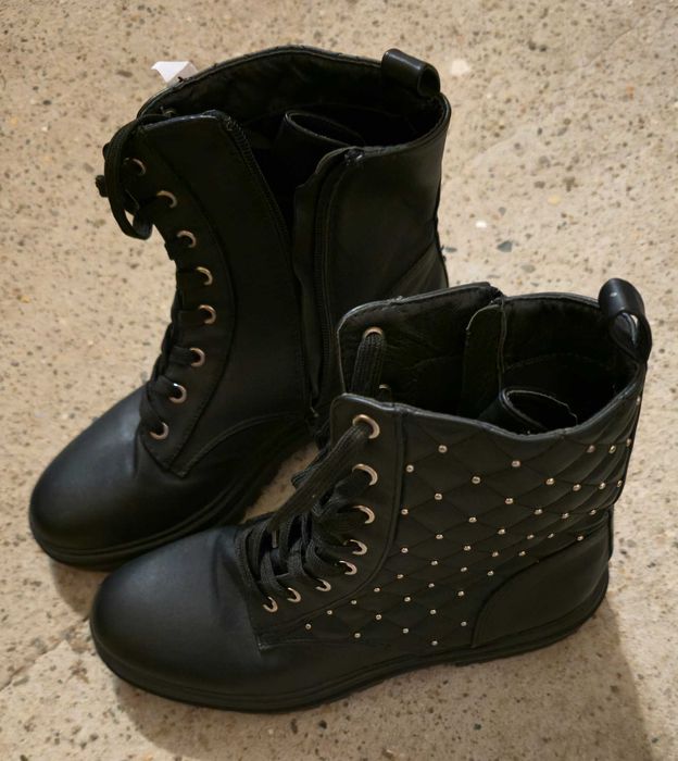 Ghete de culoare neagră, Stare impecabilă.