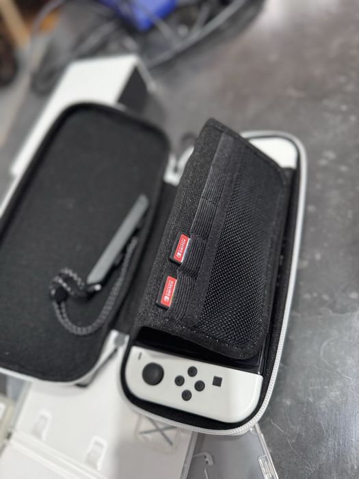 Nintendo Switch Oled + husa şi 3 jocuri incluse aproape nou