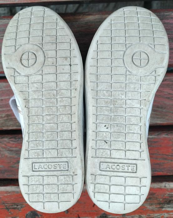 Унисекс маратонки за деца, както и чифт маратонки за фитнес.