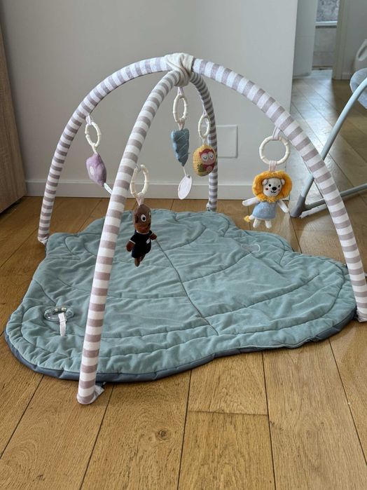Saltea de joacă pentru bebeluși cu jucării suspendate