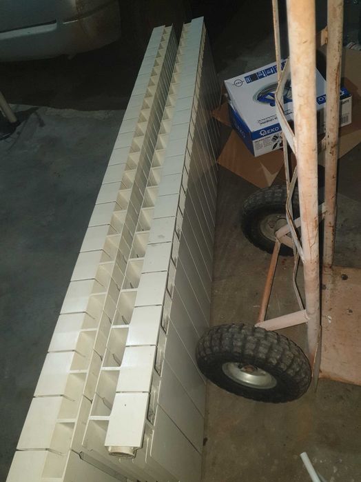 Радиатор алуминиев,Здрав и запазен.