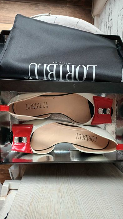 Продавам Оригинални чанта Loriblu и обувки N 39 от естествена кожа лак, червено и бяло. Обувките са леко умалени като размер.