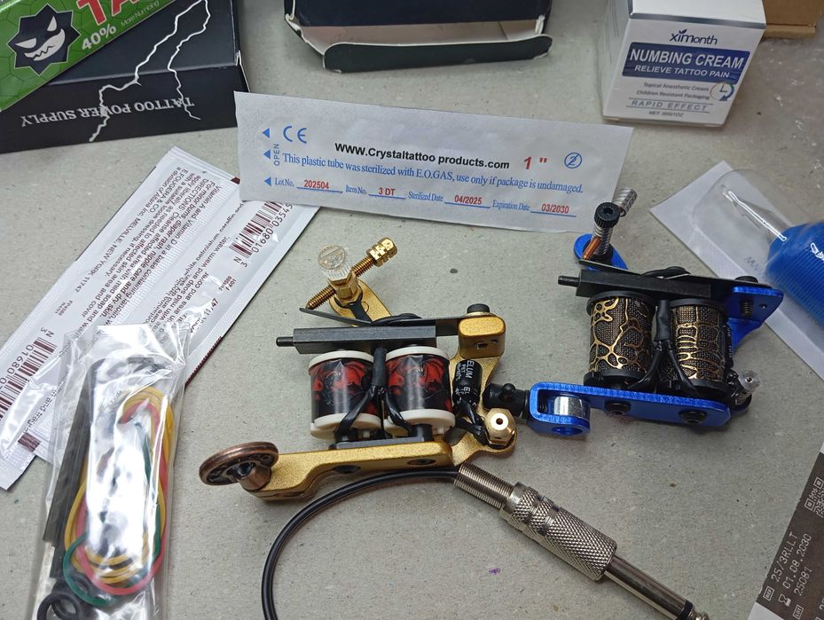 Ofertă Pomană KIT 2 mașini de tatuat Coil/ pe bobine, cablu, ace tuburi etc totul nou nouț