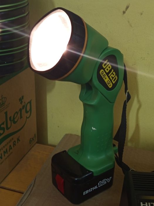 Винтоверт+прожектор+батерии  комплект HITACHI