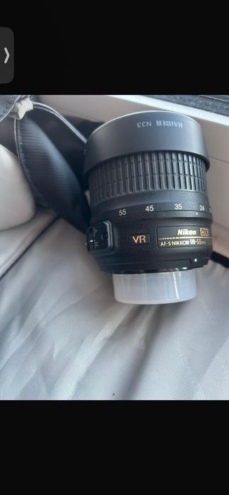 Vând Aparat foto DSLR Model Nikon D3000 + obiectiv Nikon AF-S DX