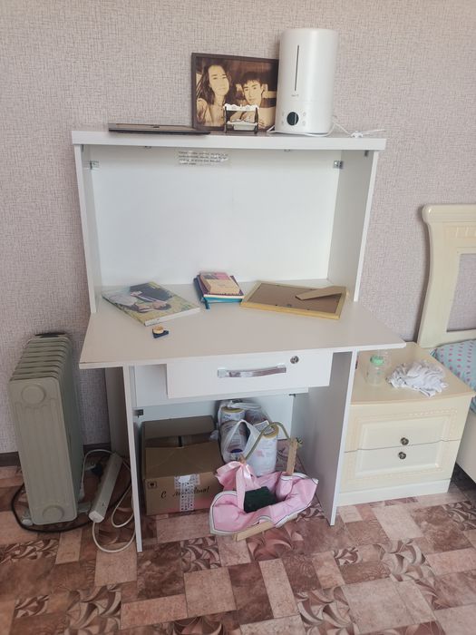 Мебель, кассовый стол и зеркало